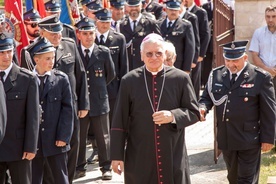 Ze strażakami modlił się abp Henryk Nowacki.