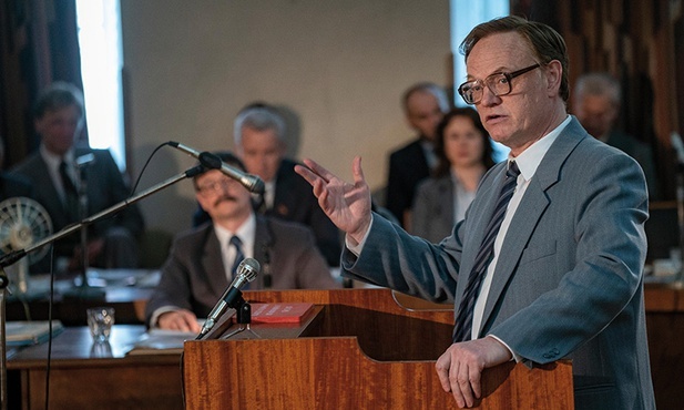 Walery Legasow, szef komisji badającej przyczyny katastrofy, składa zeznania w sądzie.