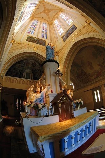 Kaplica objawień. Dopiero w środku widać, jak imponujący jest to budynek. Maryja stoi w środku monumentalnej białej wieży. Kosmiczna perspektywa.