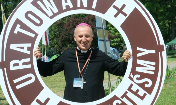 Bp Marek Solarczyk z kołem ratunkowym, którym jest spowiedź.
