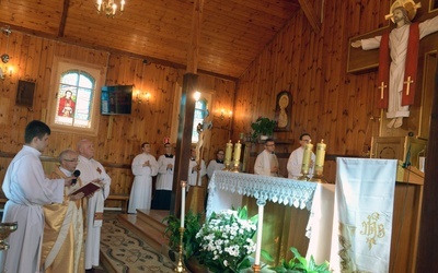 Nowy wystrój ołtarza głównego z figurą Chrystusa Kapłana poświęcił ks. Szymon Mucha, kustosz sanktuarium Matki Bożej Różańcowej w Wysokim Kole.
