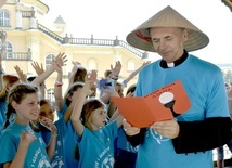 Dzieci szybko przyjęły do swojego grona biskupa. Wręczyły mu laurkę, koszulkę i misyjny kapelusz.
