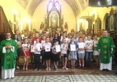 Po zakończonej Eucharystii ks. Jacek Kucharski (z prawej) i ks. Michał Faryna z uczniami-studentami ich wykładowcami i opiekunami.