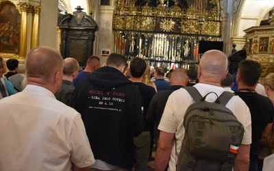 Modlitwa mężczyzn przed obrazem Czarnej Madonny.