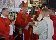 Każdy z alumnów symbolicznie przyjmował kielich z komunikantami.