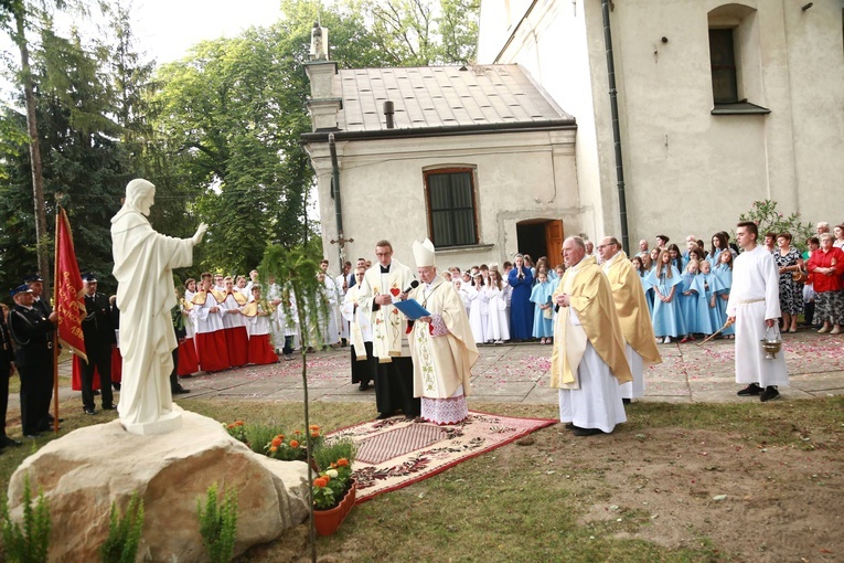 Figura Serca Jezusa w Oleśnie