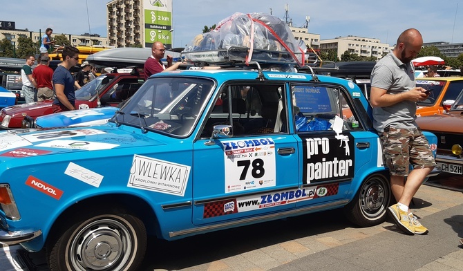 Katowice: Złombol wyruszył do Irlandii. 450 starych aut wystartowało spod Spodka