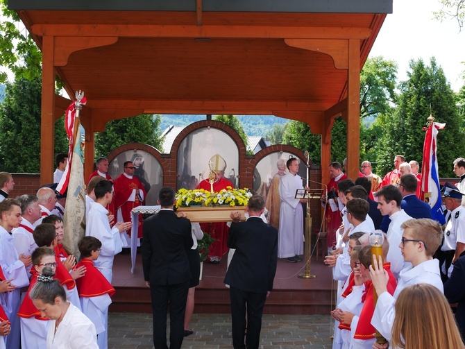 Instalacja relikwii św. Jana Pawła II w Sanktuarium Matki Bożej Myślenickiej