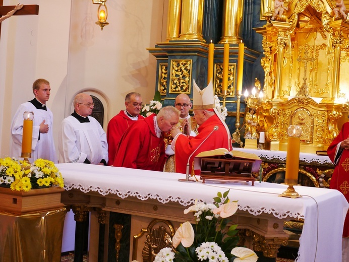 Instalacja relikwii św. Jana Pawła II w Sanktuarium Matki Bożej Myślenickiej