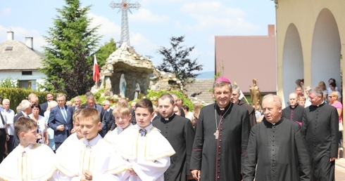 Po Mszy św. odbyło się odsłonięcie tablicy upamiętniającej 7 wieków istnienia Pietrzykowic