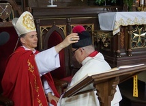 Ksiądz Marek Mielczarek przyjął strój kanonicki.