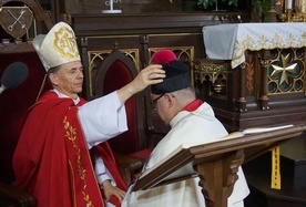 Ksiądz Marek Mielczarek przyjął strój kanonicki.