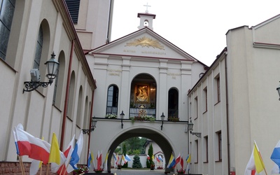 Skarżyska Ostra Brama jest jedyną w Polsce wierną kopią tej z Wilna. Korony, włożone na wizerunek, poświęcił na Watykanie papież Jan Paweł II.