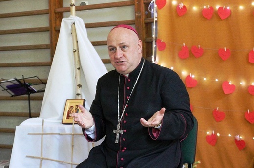 Bp Piotr Greger u oazowiczów III stp. OND w Juszczynie