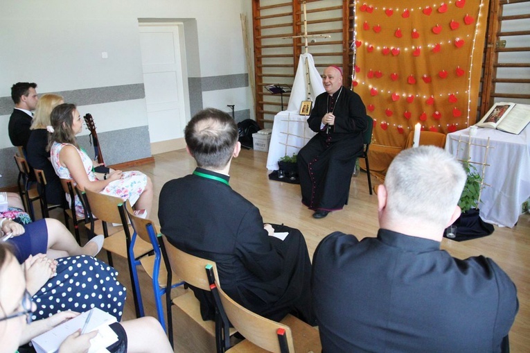 Bp Piotr Greger u oazowiczów III stp. OND w Juszczynie