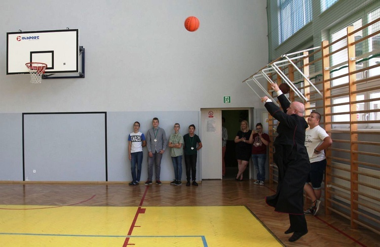 Bp Piotr Greger u oazowiczów III stp. OND w Juszczynie