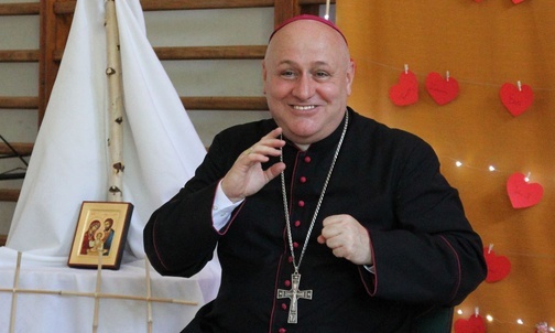 Bp Piotr Greger dzielił się swoim świadectwem i odpowiadał na pytania oazowiczów.