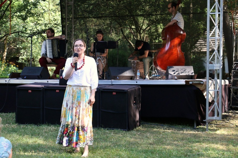 Podczas koncertu zespołu VIKLINOVA w twórczość Moniuszki wprowadziła widzów Radomska Grupa Opowiadaczy.