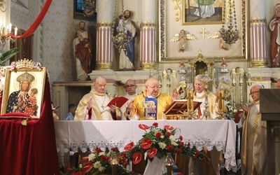 Modlitwom przy królewskim wizerunku MB Kazimierzowskiej przewodniczył kard. Stanisław Dziwisz.