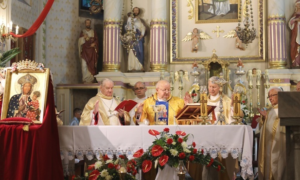 Modlitwom przy królewskim wizerunku MB Kazimierzowskiej przewodniczył kard. Stanisław Dziwisz.