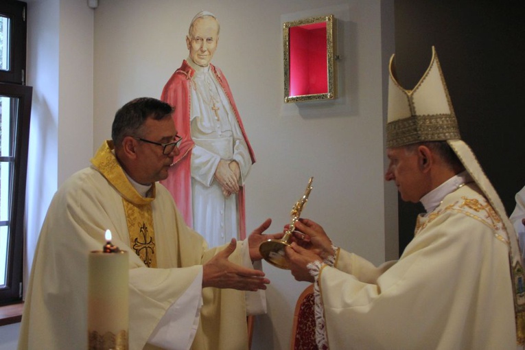 Relikwie św. Jana Pawła II w Kęszycy Leśnej i Pszczewie