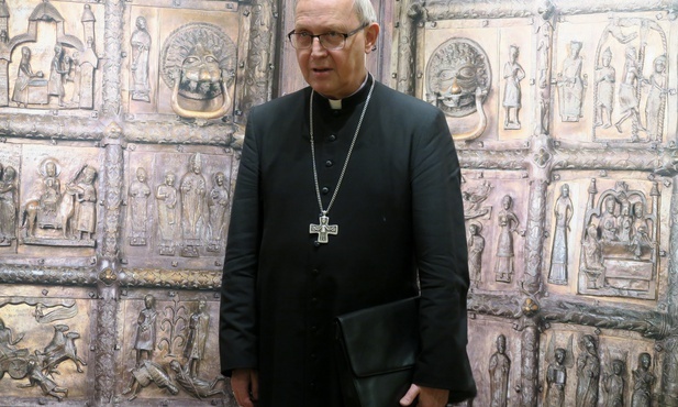 - Idę za nas wszystkich się modlić - mówi bp Piotr Libera, który rozpoczyna szczególny czas skupienia, modlitwy i samotności w klasztorze kamedułów k. Krakowa.