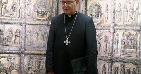 - Idę za nas wszystkich się modlić - mówi bp Piotr Libera, który rozpoczyna szczególny czas skupienia, modlitwy i samotności w klasztorze kamedułów k. Krakowa.