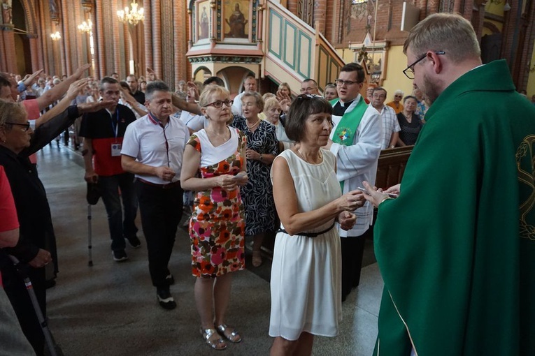 Uczestnicy warsztatów złożyli deklaracje na ręce ks. Przemysława Budzińskiego SAC.