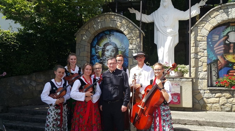 Poświęcenie dzwonnicy w Glisnem 2019