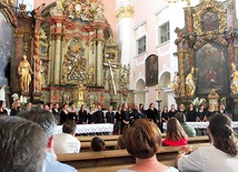 Lubomierska świątynia  jest nie tylko piękna, ale też świetnie nadaje się do koncertów chóralnych. 