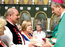 ▲	Delegacja Górali Żywieckich z darami.