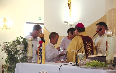 ▲	W radwanowickim kościele nikogo  nie dziwią podopieczni ks. Tadeusza,  którzy służą przy ołtarzu.