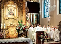 ▼	Eucharystia w kościele Podwyższenia Krzyża Świętego przy otoczonej czcią ikonie.