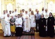 ▲	Barbara Kubicka otrzymała krzyż misyjny  z rąk bp. Andrzeja Czai.