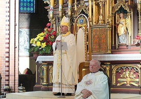 Bp Andrzej Iwanecki i ks. Herbert Jeziorski świętujący 60-lecie kapłaństwa.