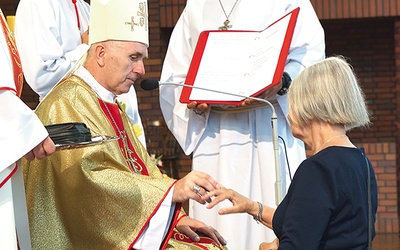 Obrączka to jeden  ze znaków przynależności do stanu wdów 