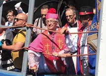 ▲	Każdego roku setki wiernych spotykają się na modlitwie u stóp puckiej fary.