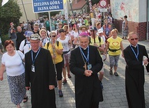 ▲	Rozpoczęcie ubiegłorocznej pielgrzymki z Zielonej Góry na Jasną Górę. Na zdjęciu na pierwszym planie (od lewej): ks. Krzysztof Kocz, bp Tadeusz Lityński i ks. Zygmunt Zimnawoda.