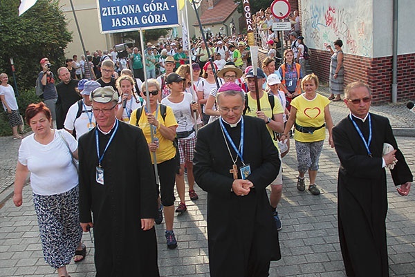 ▲	Rozpoczęcie ubiegłorocznej pielgrzymki z Zielonej Góry na Jasną Górę. Na zdjęciu na pierwszym planie (od lewej): ks. Krzysztof Kocz, bp Tadeusz Lityński i ks. Zygmunt Zimnawoda.