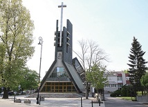 Kościół przy ul. Zagórnej 9 wzniesiono w miejscu najkrwawszych walk o Powiśle Czerniakowskie.