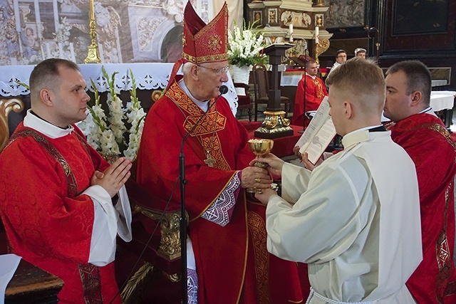 ▲	Symboliczne przyjęcie naczynia liturgicznego z komunikantami.