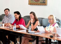 ▲	Animatorzy katechezy w auli Świdnickiej Kurii Biskupiej. 