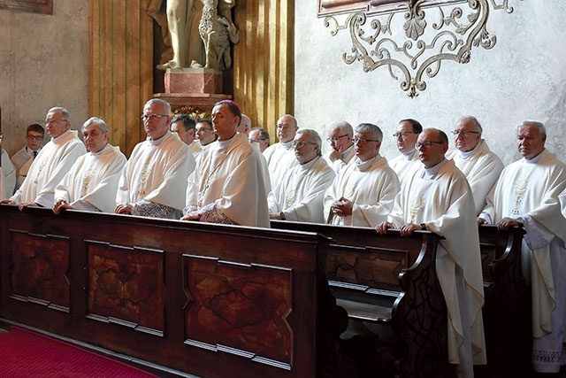 ▲	Uczestnicy spotkania z bp. Adamem Bałabuchem koncelebrujący Mszę św. w kaplicy Matki Bożej Świdnickiej.