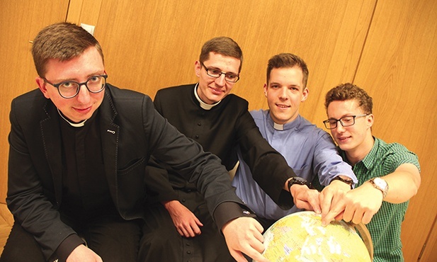 Klerycy (od lewej): Piotr Literski, Mikołaj Kupka, Marcin Głąbek i Daniel Mazur wakacje spędzą na stażach misyjnych.