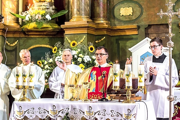 Przewodniczący liturgii kapłan obchodzi w tym roku 25. rocznicę święceń.