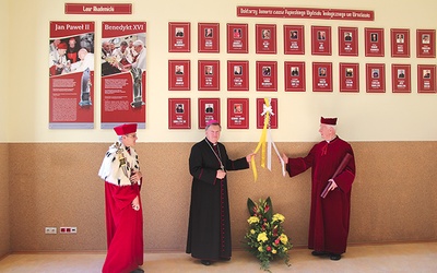Świdnicki biskup jest 24. doktorem h.c. Papieskiego Wydziału Teologicznego.