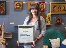 Pani Katarzyna z nagrodą od prezydenta Płocka.