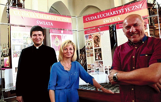 Ekspozycja i jej twórcy. Od prawej Wiesław Piasecki, Iwona Grochola i ks. Witold Tadeusiak.