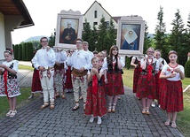 Feretrony nieśli młodzi w strojach regionalnych.