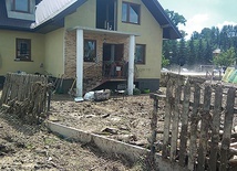 Woda wdarła się na posesję i do domów.